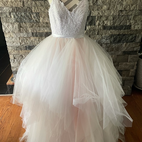 Wedding gown - Picture 8 of 8